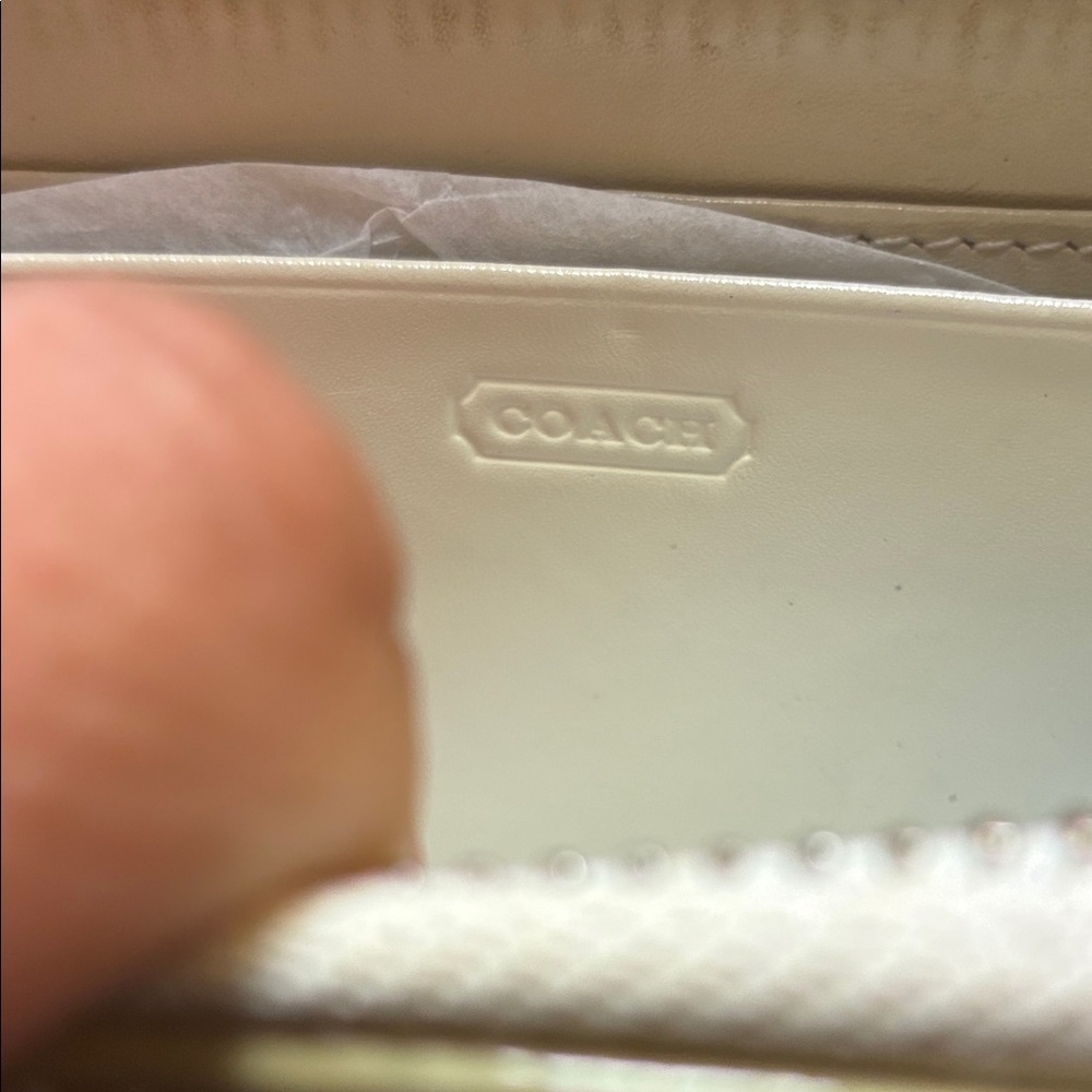 ‼️Coach Cream Embossed Wallet‼️ - Picture 7 of 8